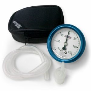 Kit Manovacuômetro Analógico M120, com Bolsa para Armazenagem e Mostrador com intervalos de escala de 4cmH2O – Globalmed